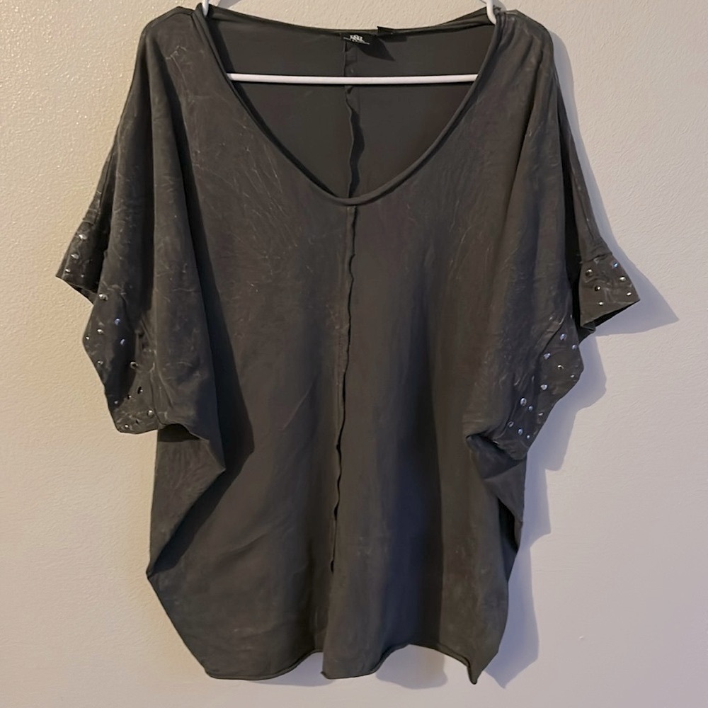 EUC Rock&Republic Women's Gray Green V-Neck Silver Metal Sleeve Loose Fit.Size:L